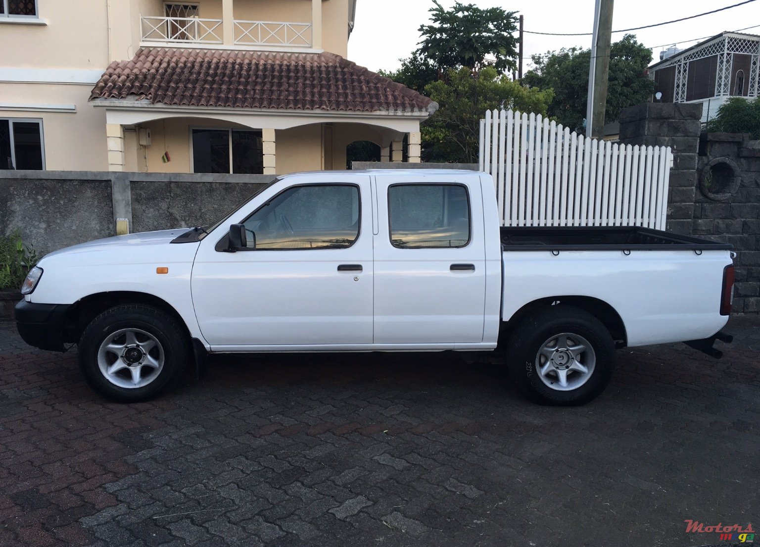 2000' Nissan photo #1