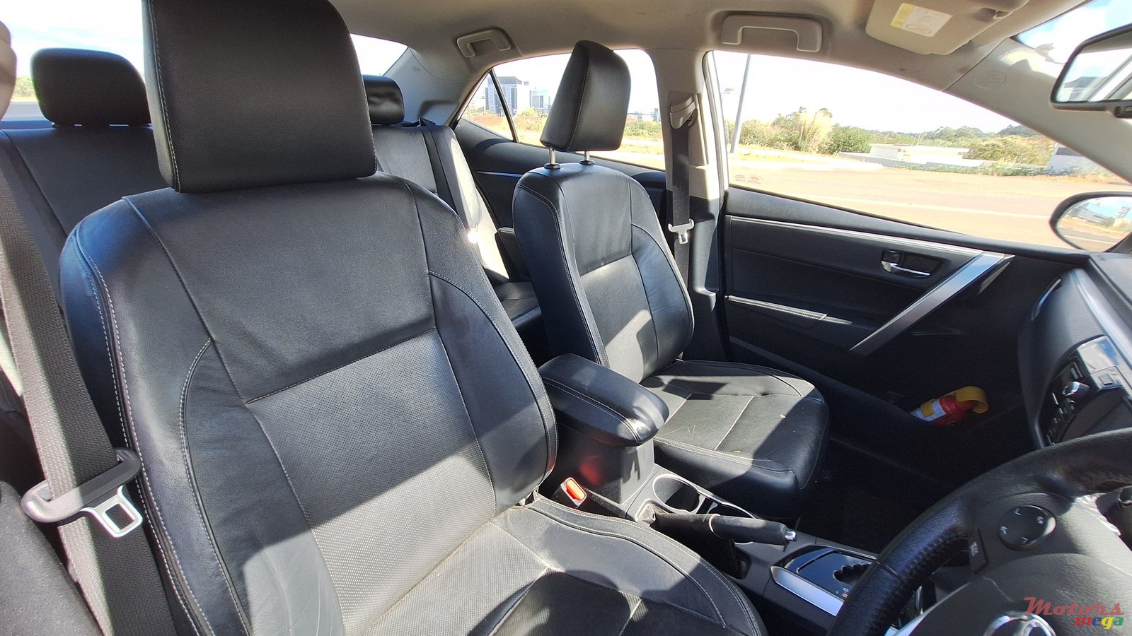 2015' Toyota Corolla Luxel photo #2