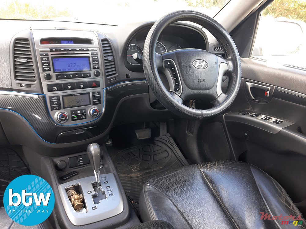 2011' Hyundai Santa Fe photo #6