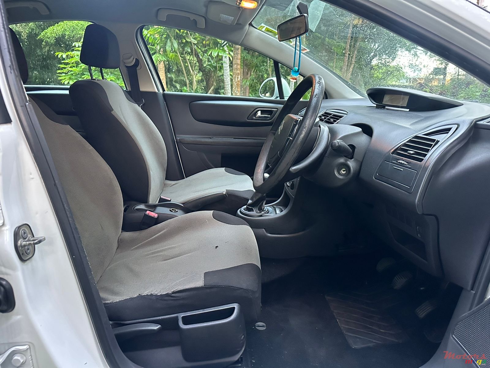 2010' Citroen C4 photo #6