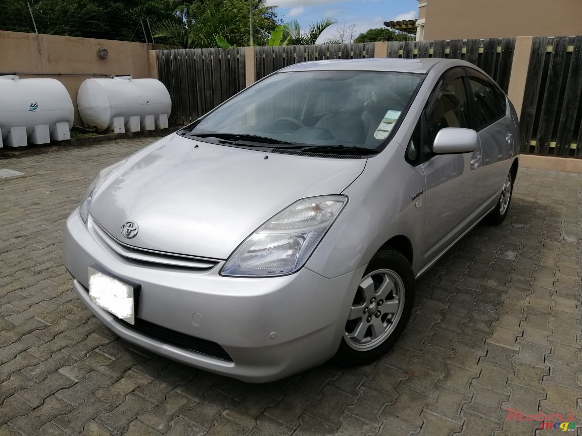 2012' Toyota Prius photo #1