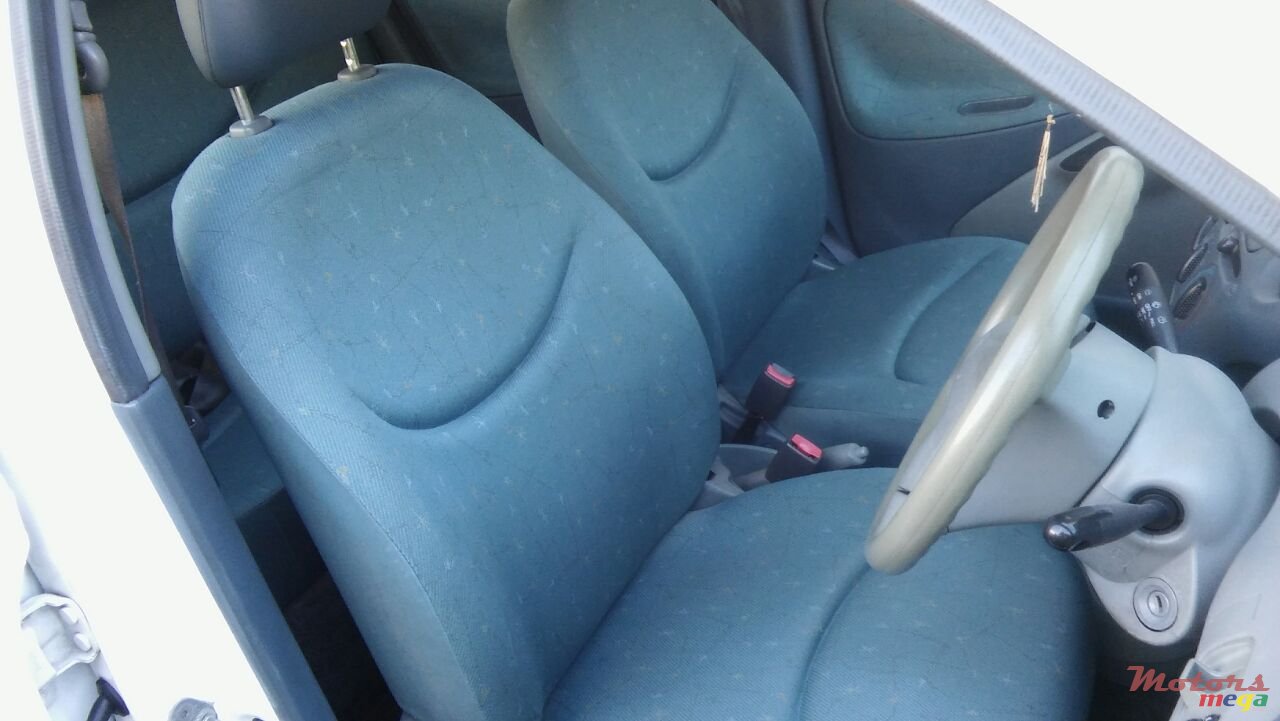 2000' Toyota Vitz photo #2