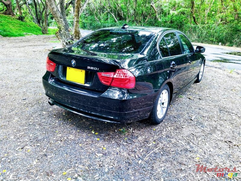 2010' BMW 3 Series photo #3