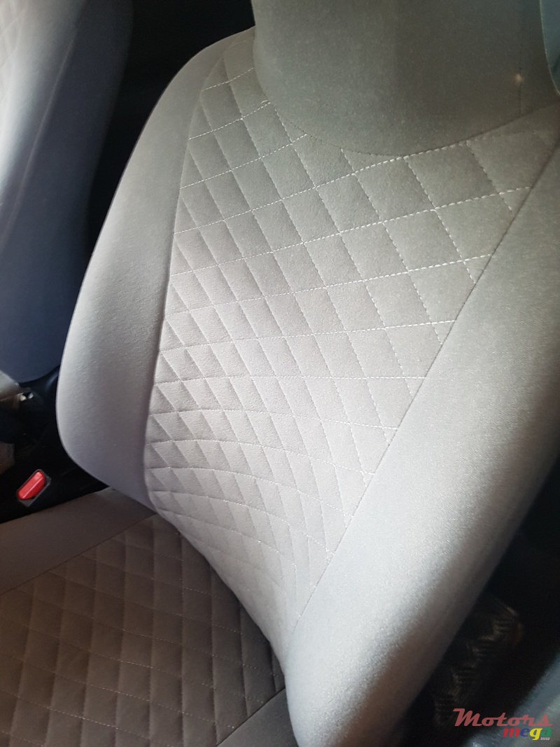 2011' Toyota Vitz photo #4