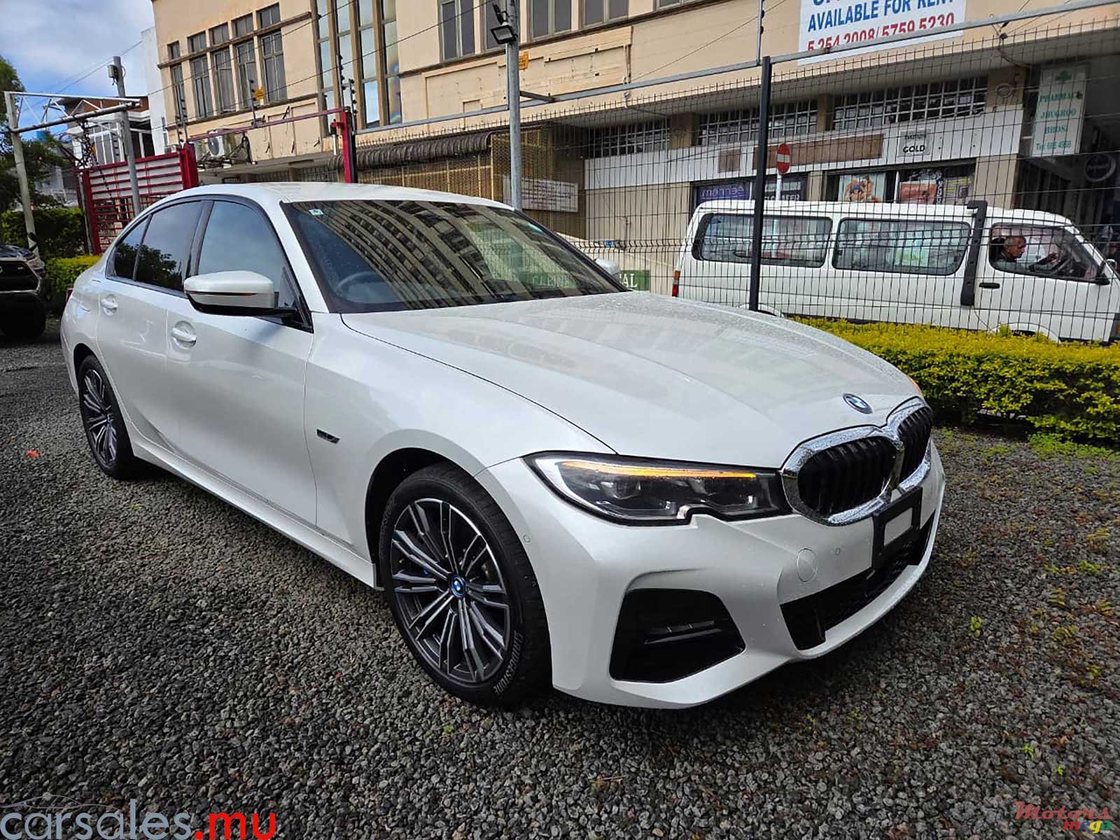2022' BMW 330 e MSport Line Plug-In photo #2
