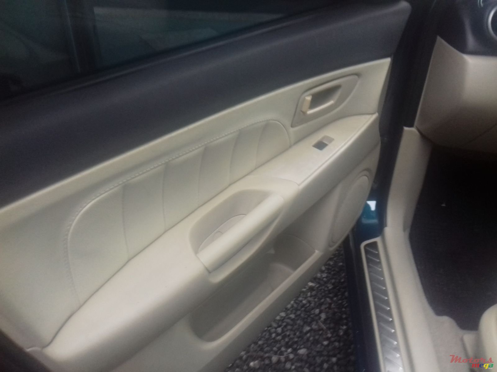 2004' Mazda 3 photo #3