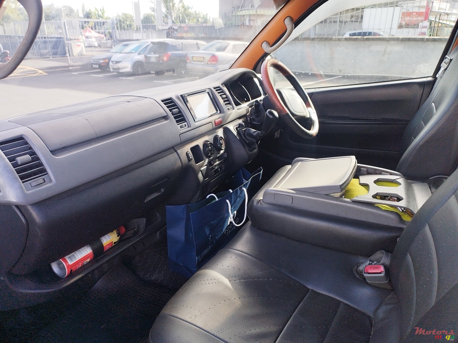 2009' Toyota HiAce photo #4