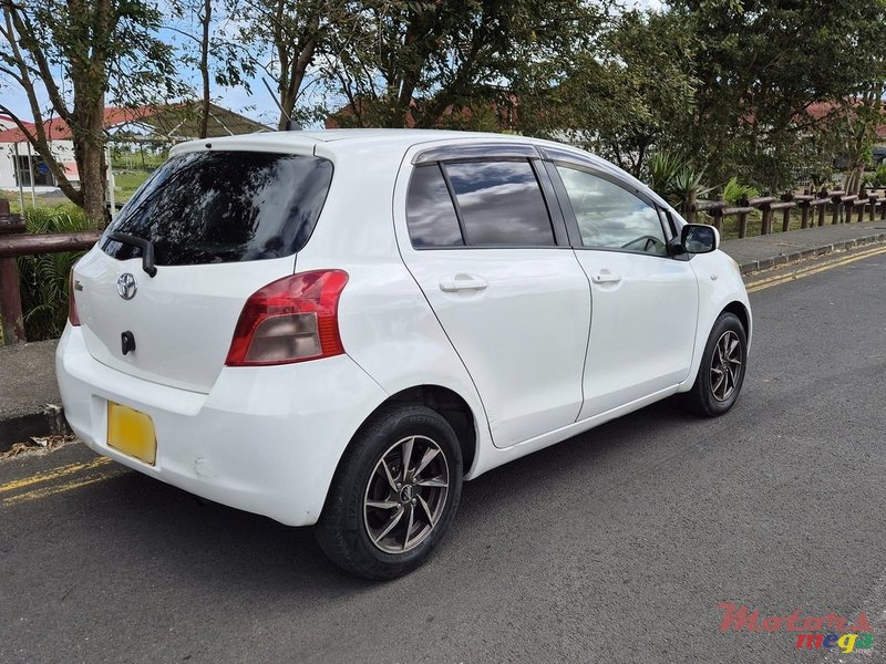 2006' Toyota Vitz photo #2