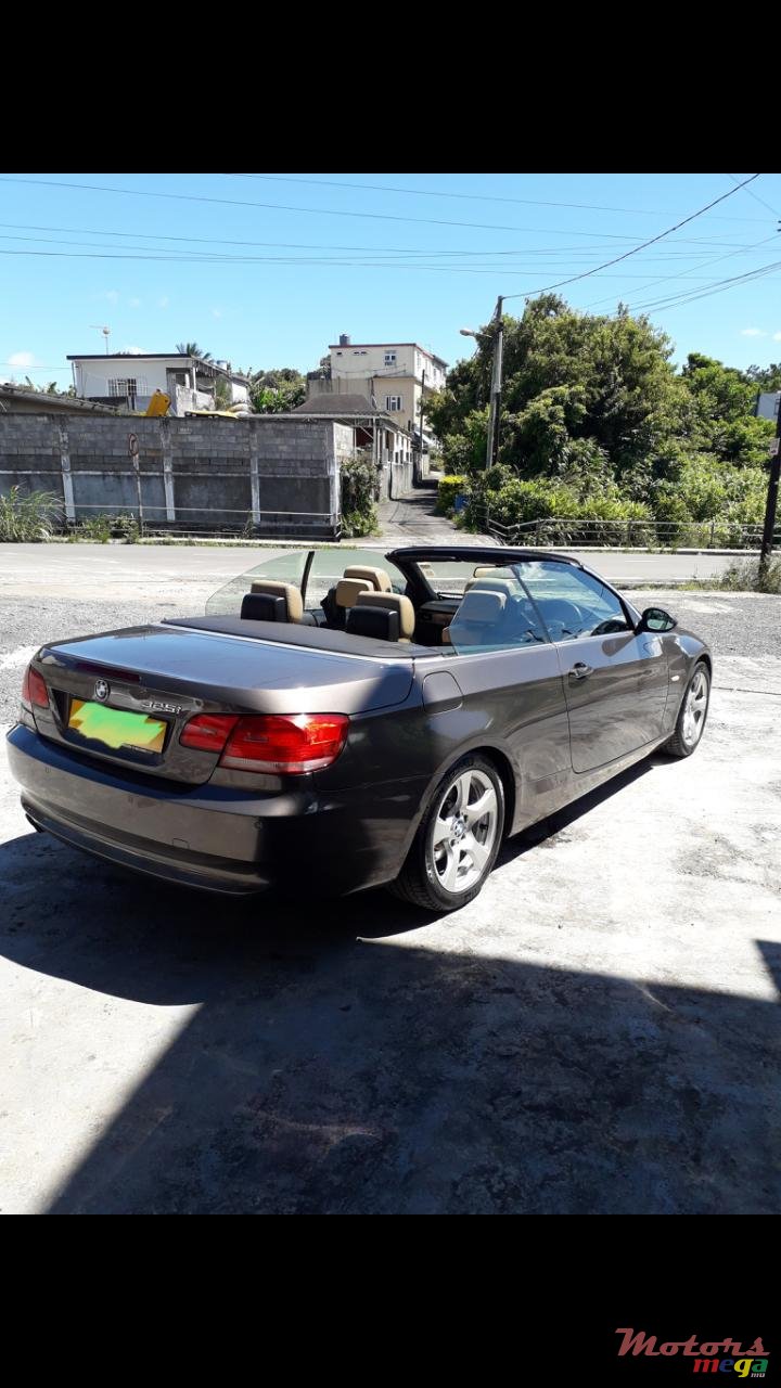 2010' BMW 3 Series Convertible photo #2
