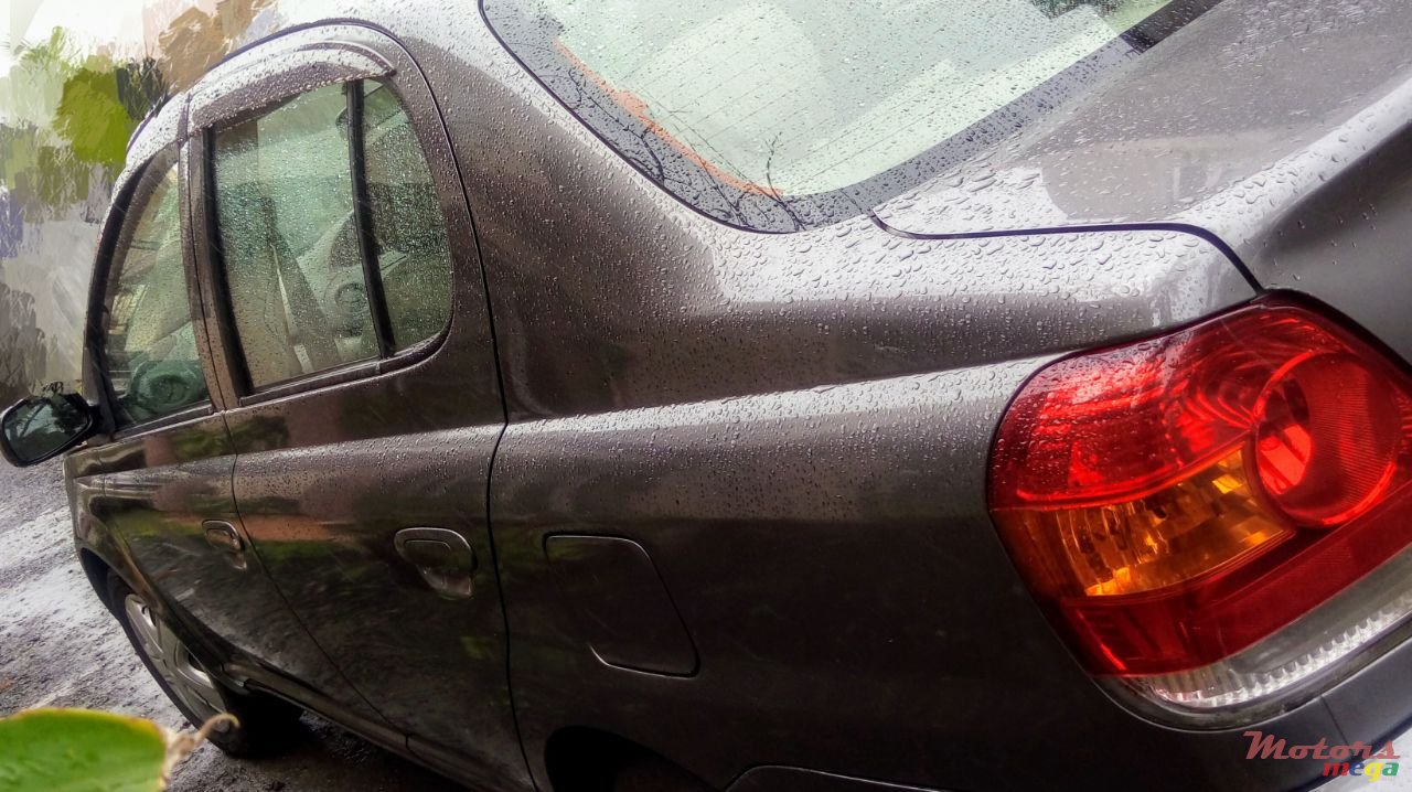 2004' Toyota Platz photo #3