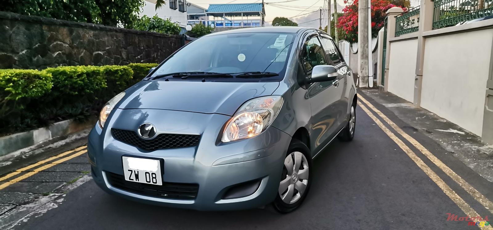 2008' Toyota Vitz photo #2