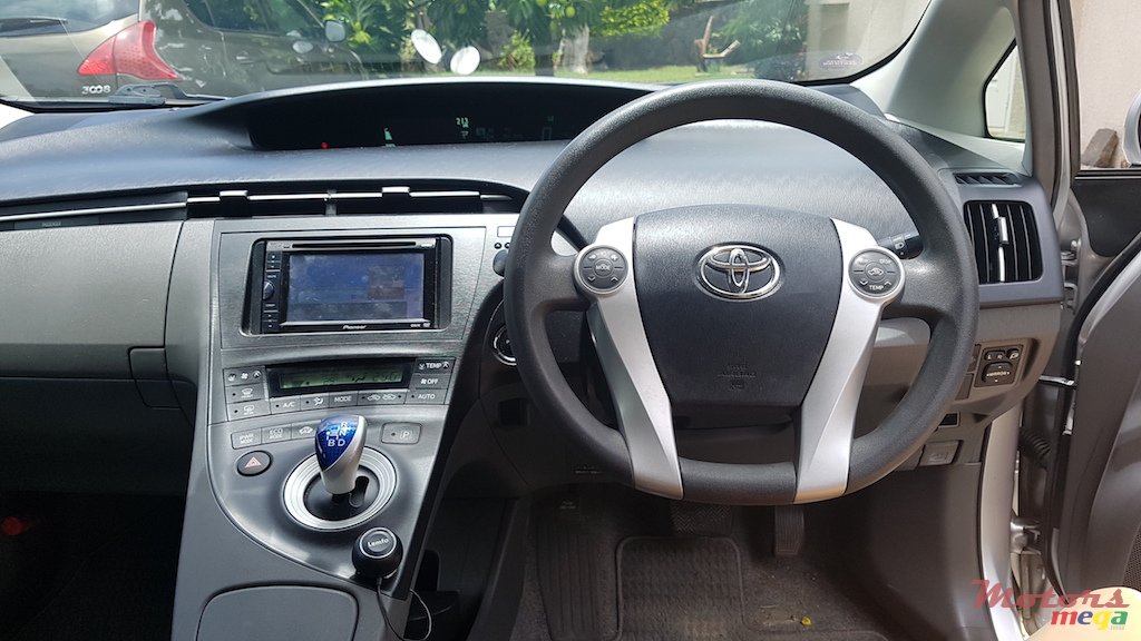 2011' Toyota Prius hybrid photo #4