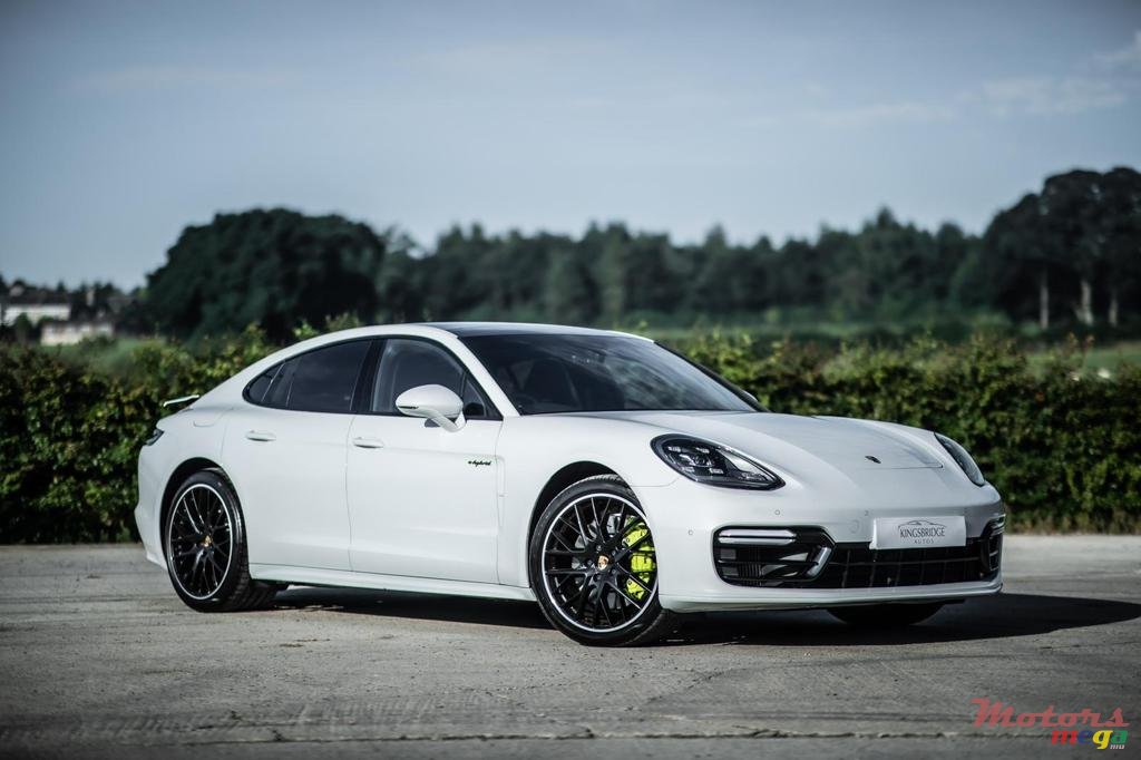 2017' Porsche Panamera photo #1
