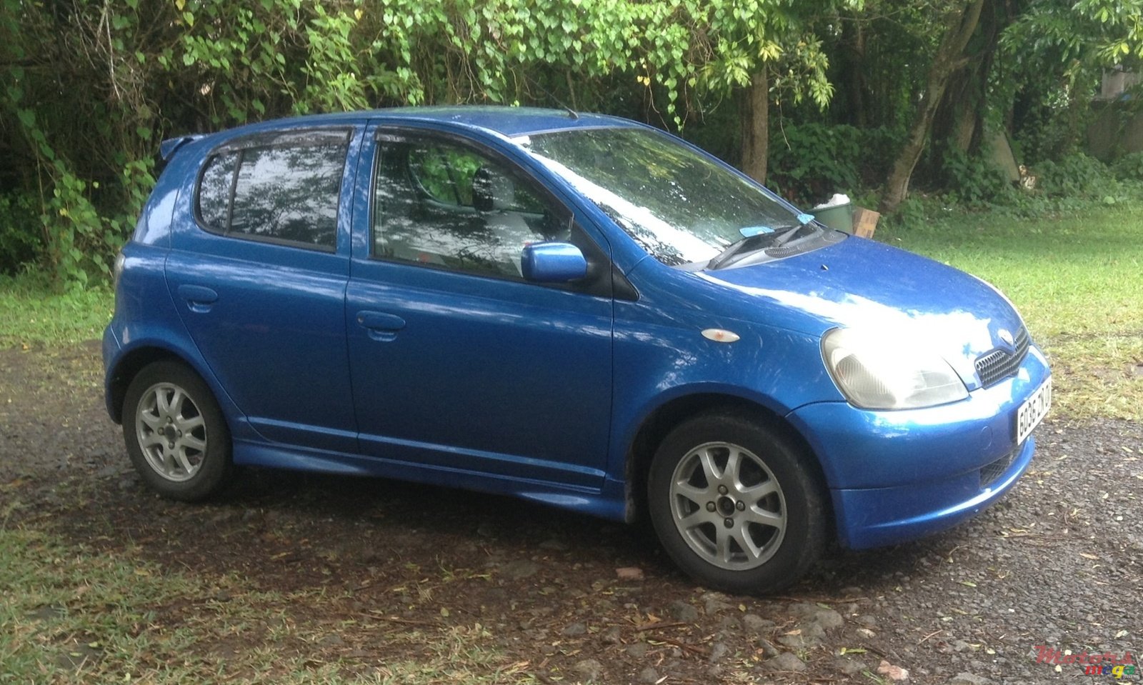 2001' Toyota Vitz photo #2