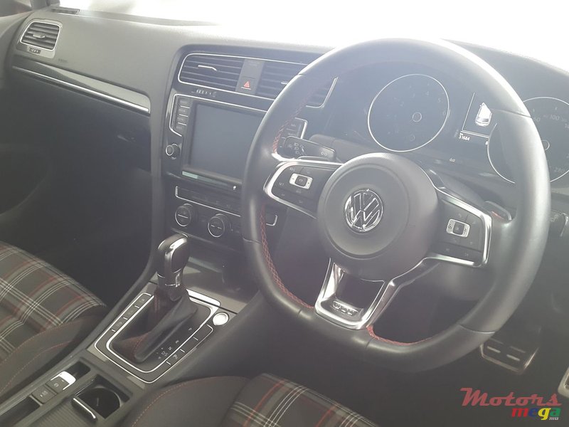 2014' Volkswagen Golf GTI photo #2