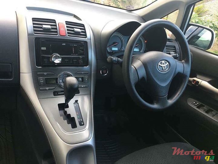 2009' Toyota Auris photo #2