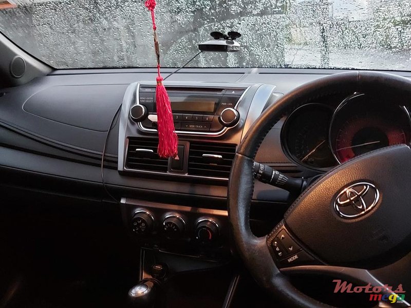 2015' Toyota Yaris Hatchback photo #4