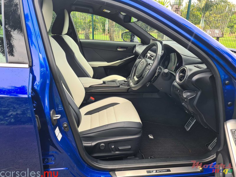 2022' Lexus IS 300 h F-Sport 2.5 Hybrid photo #4