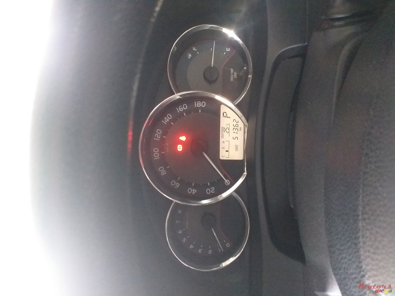 2013' Toyota Auris photo #4