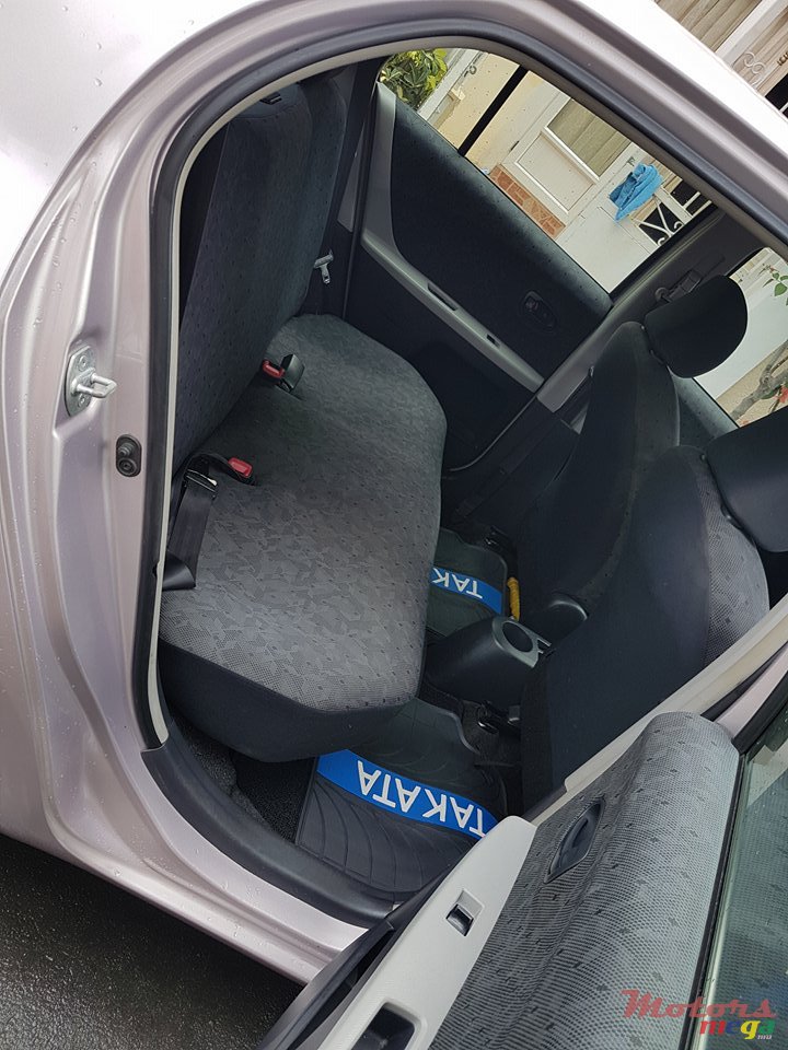 2010' Toyota Vitz photo #3