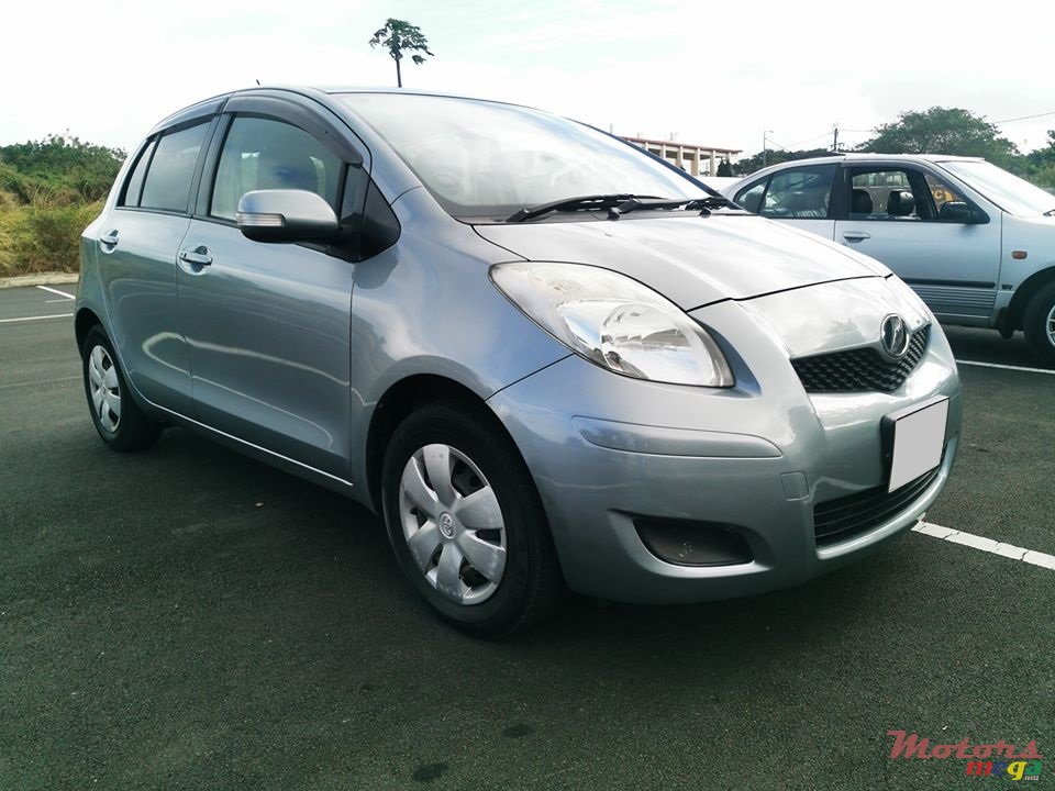 2008' Toyota Vitz photo #2