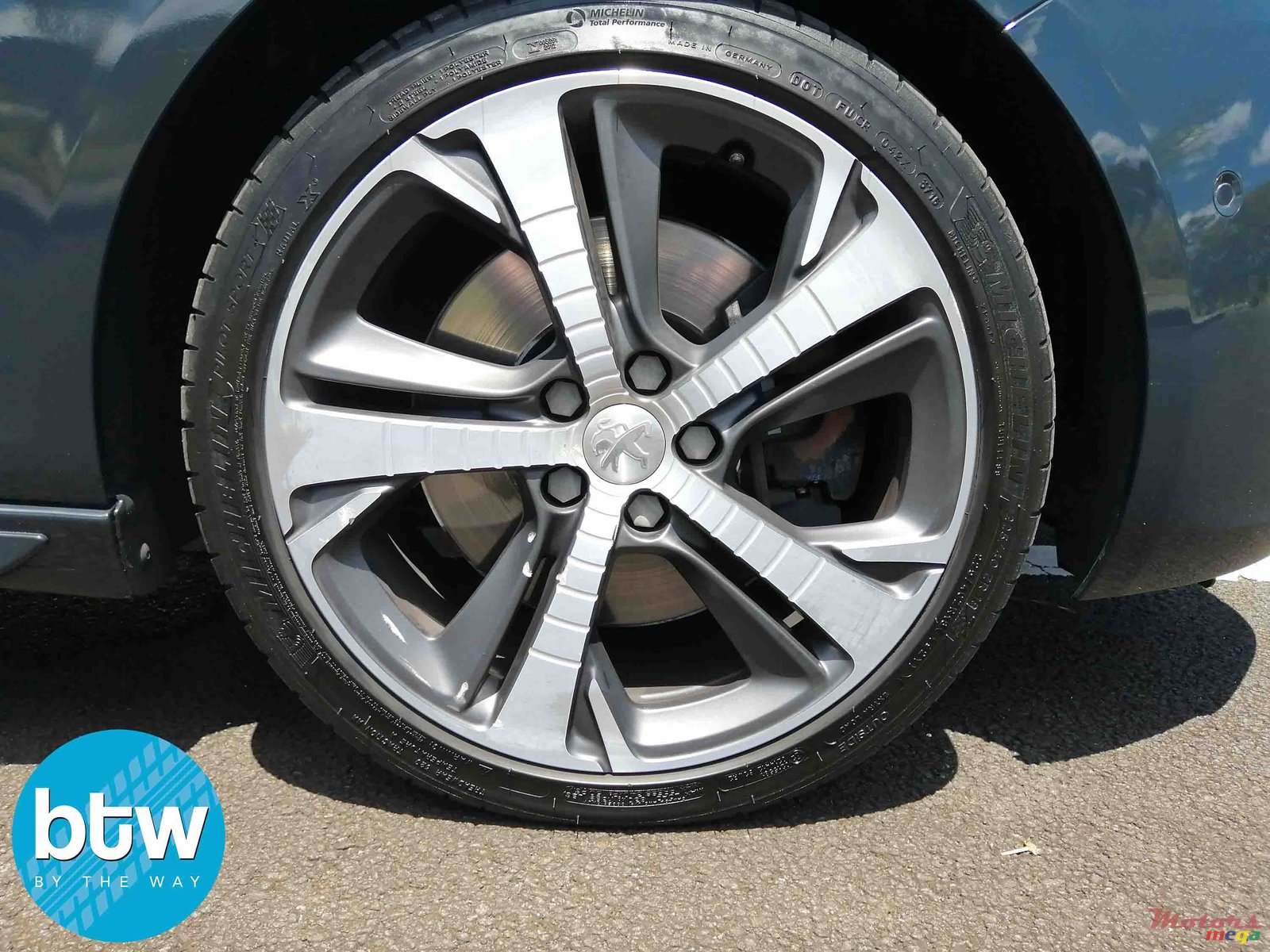 2017' Peugeot 308 GT photo #2