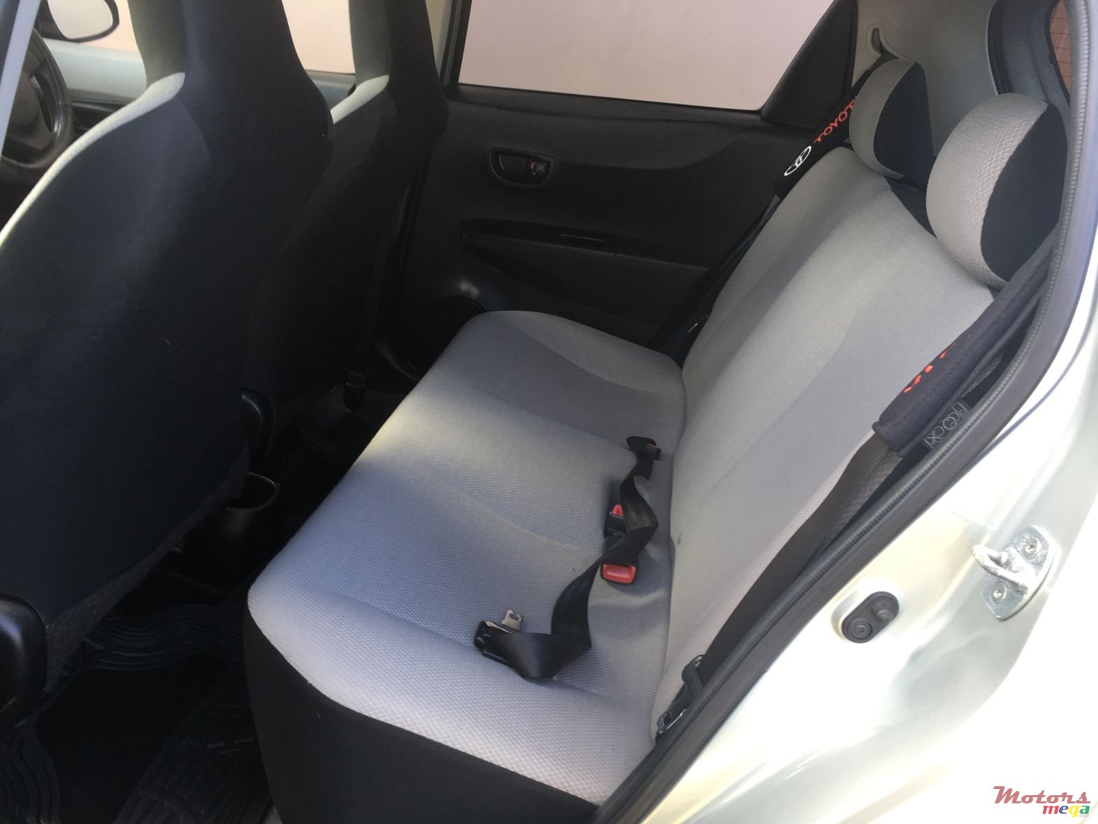 2011' Toyota Vitz photo #6