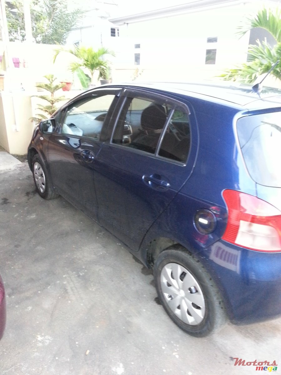 2005' Toyota Vitz photo #1