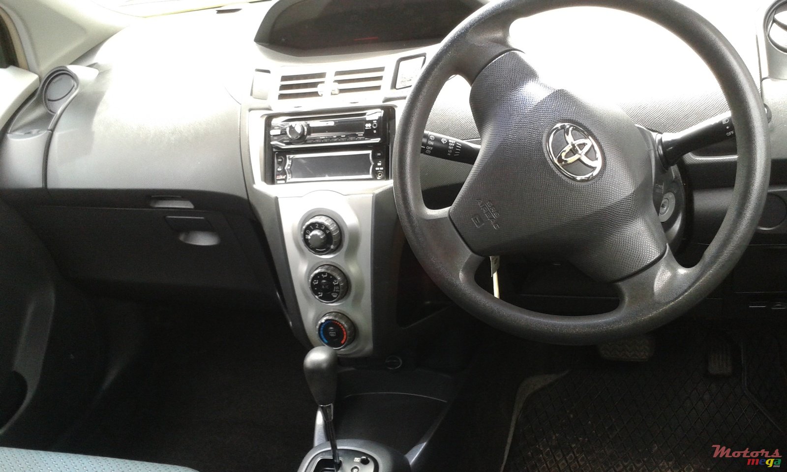 2006' Toyota Vitz photo #2