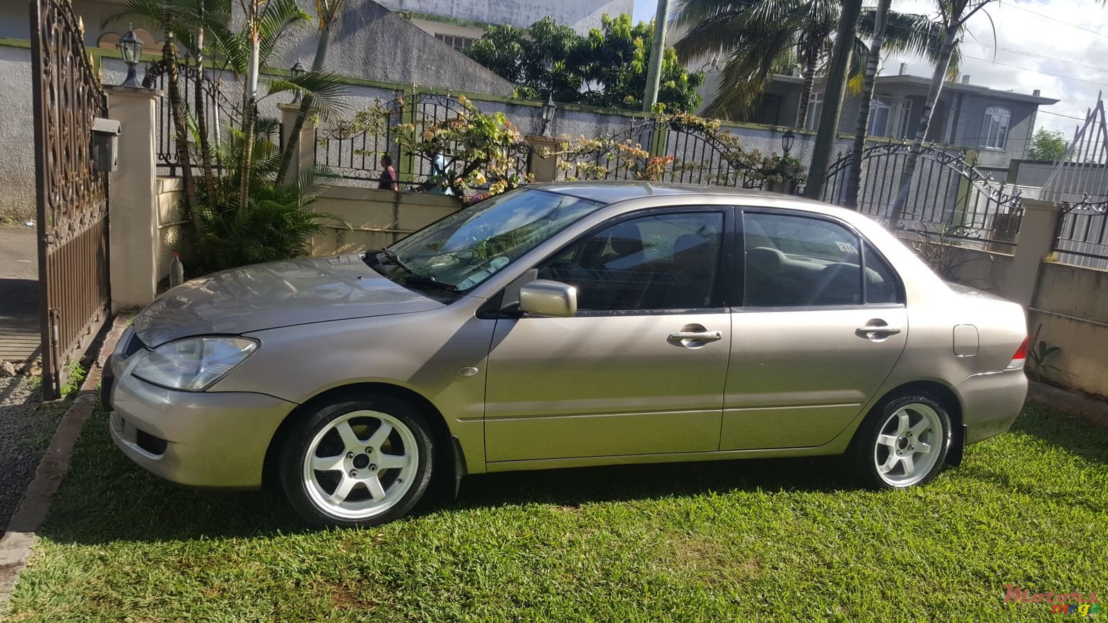 2003' Mitsubishi Lancer photo #2