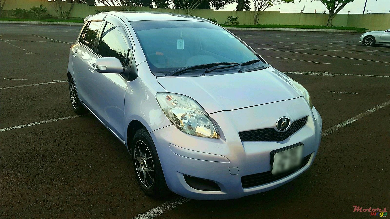 2008' Toyota Vitz photo #1