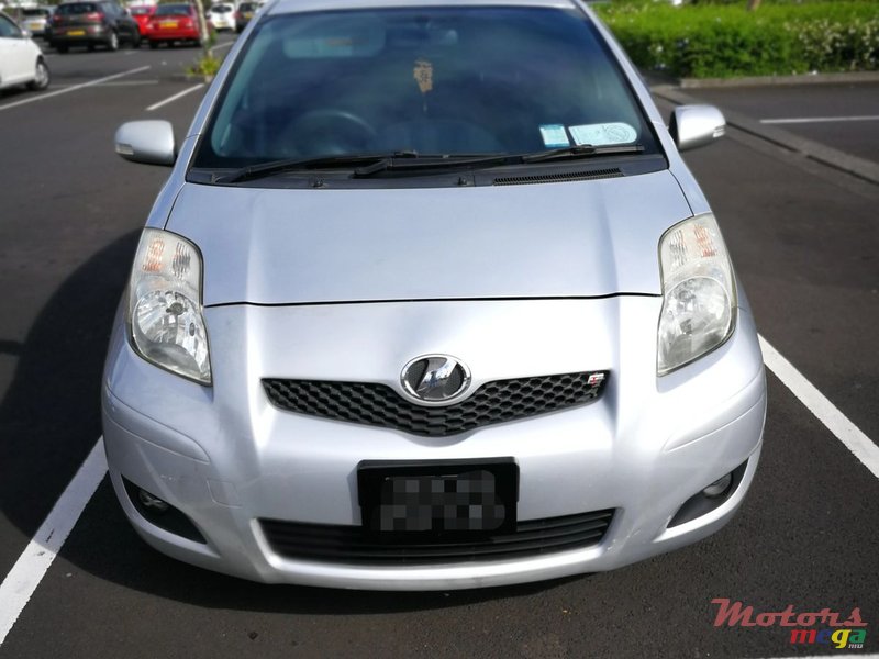 2008' Toyota Vitz photo #3