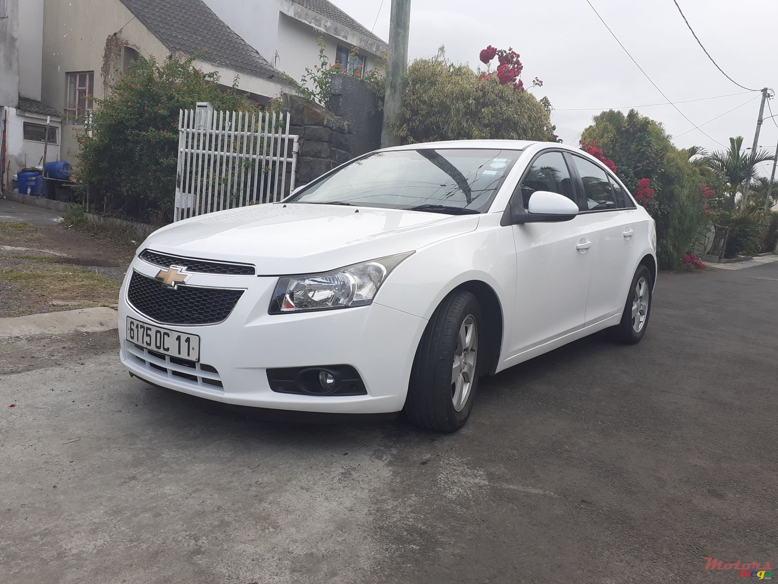 2011' Chevrolet Cruze LS photo #2