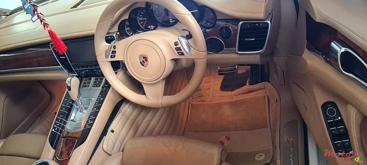 2012' Porsche Panamera photo #7