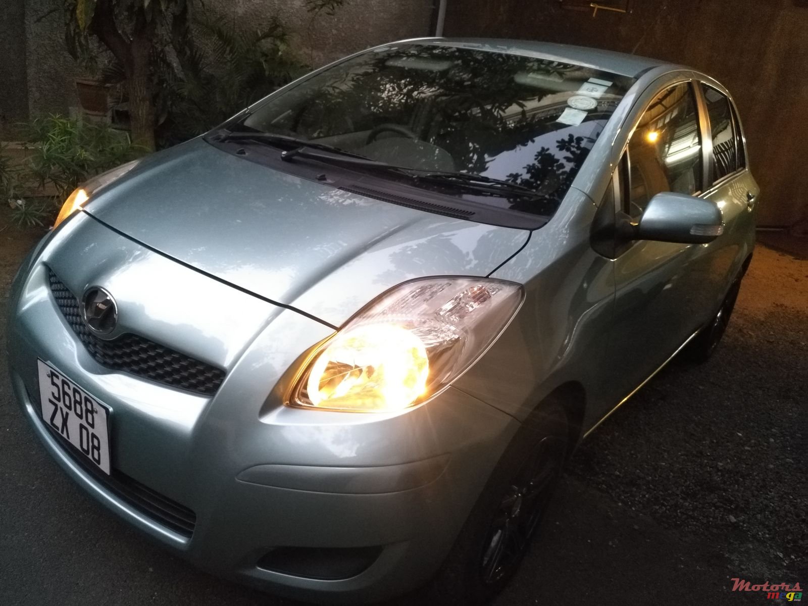 2008' Toyota Vitz photo #3