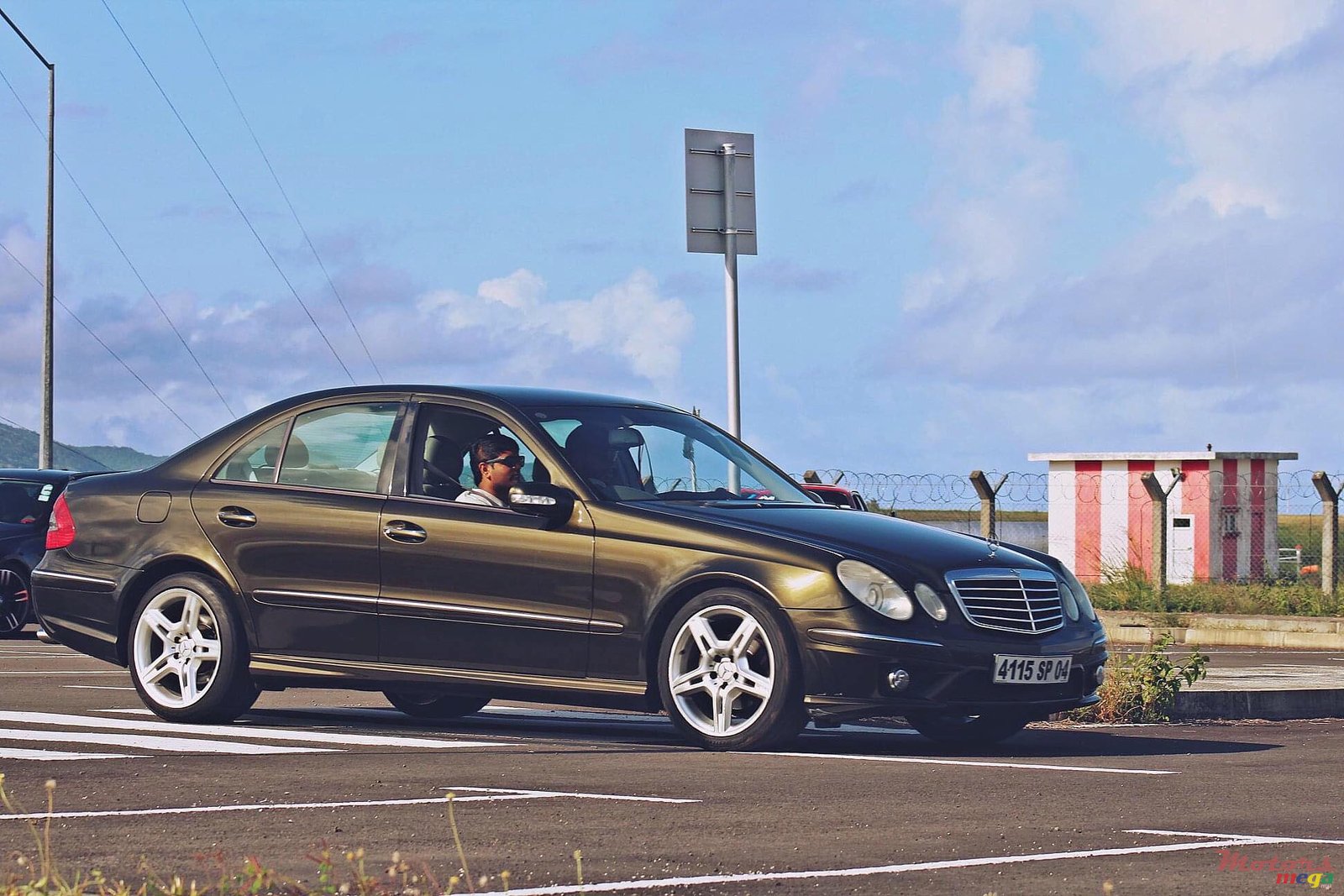 2004' Mercedes-Benz E-Class E320 V6 Petrol/Essence photo #1