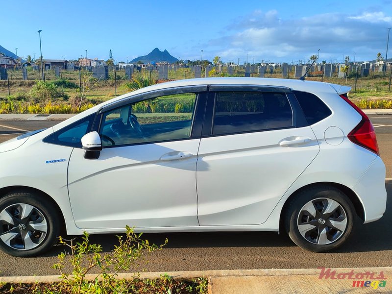 2017' Honda Fit Hybrid photo #2