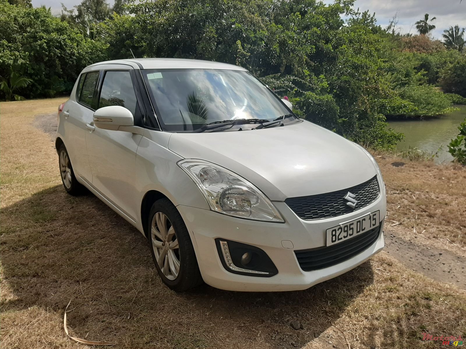 2015' Suzuki Swift Hatchback photo #1