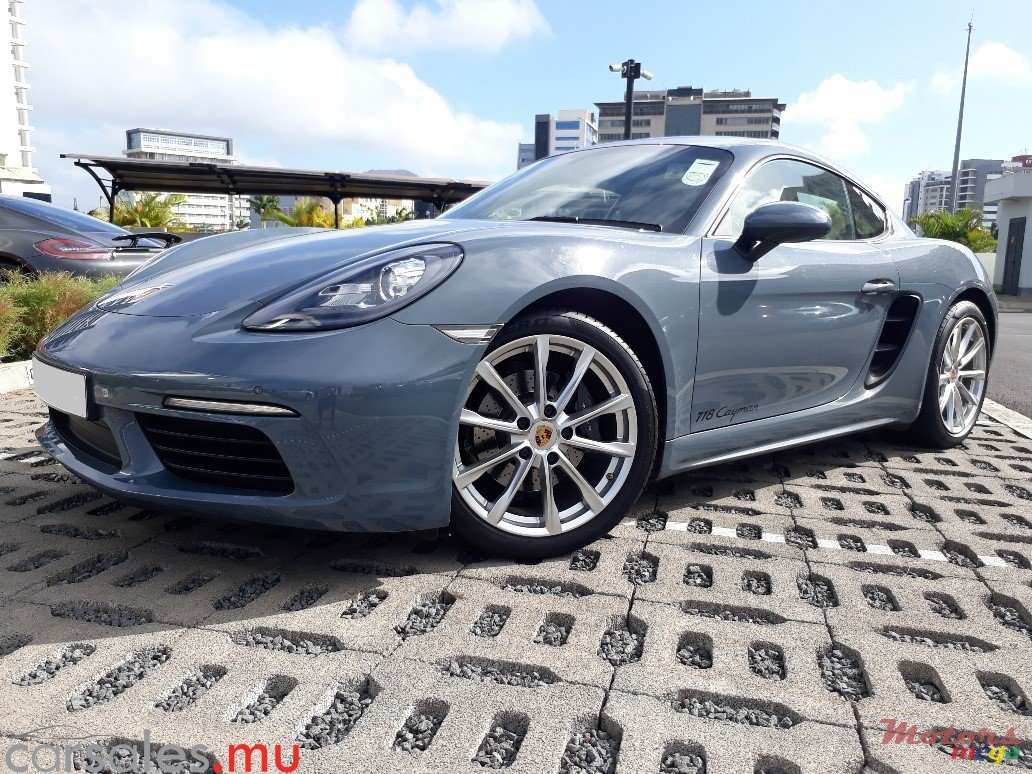 2017' Porsche Cayman 718 photo #3
