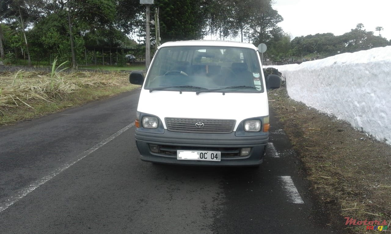 2004' Toyota photo #2