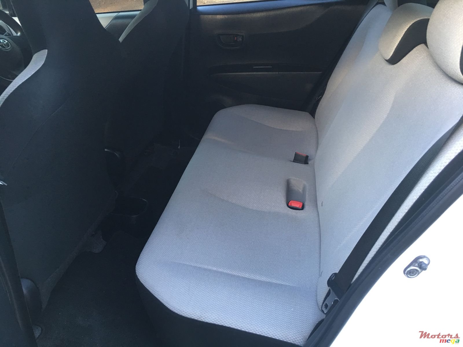 2012' Toyota Vitz photo #7