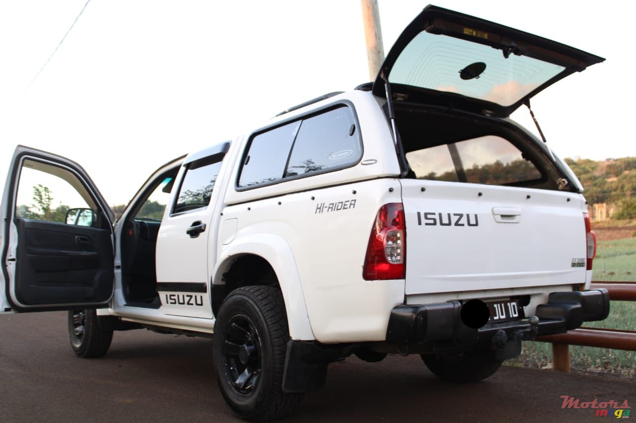 2010' Isuzu photo #2
