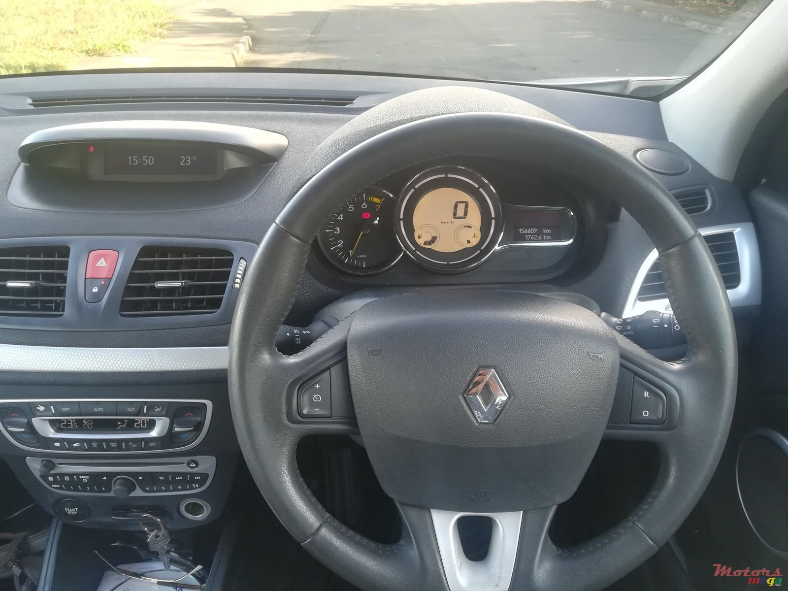 2011' Renault Megane photo #4