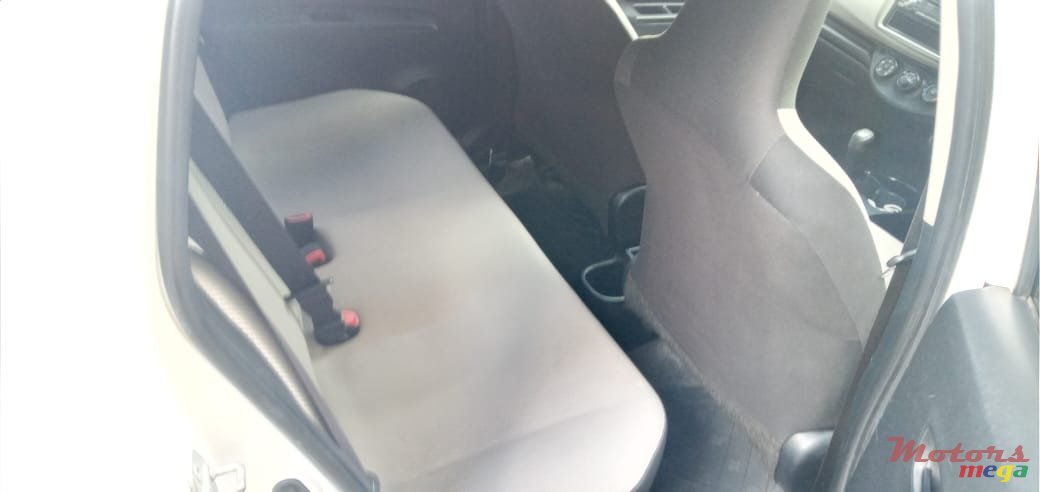 2013' Toyota Vitz photo #3