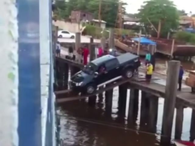 This Is the Most Insane Way to Load a Pickup Truck Onto a Ship