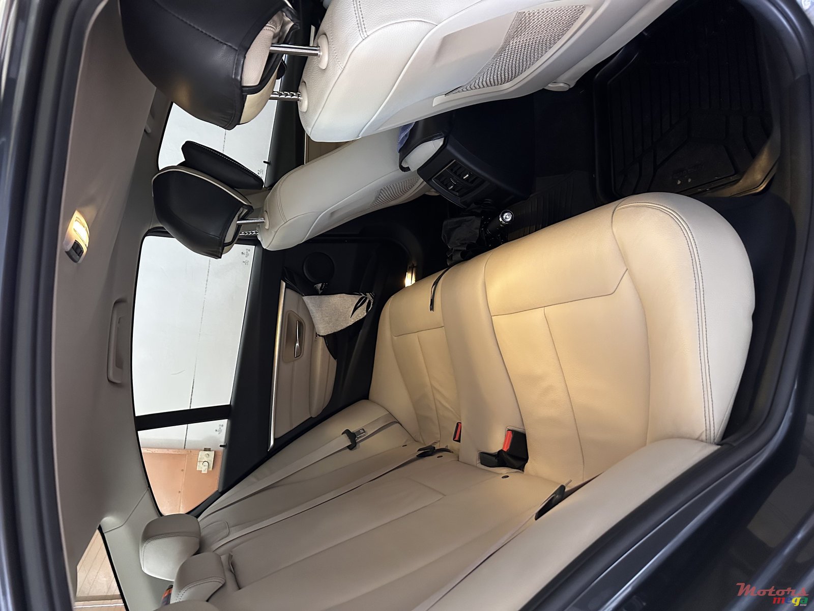 2018' BMW 3 Series Sedan Luxury Model photo #3