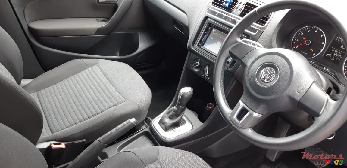 2014' Volkswagen Polo photo #3