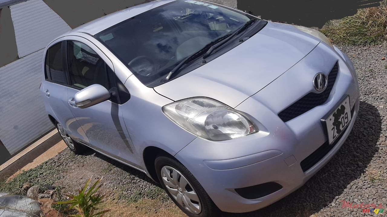 2009' Toyota Vitz photo #5