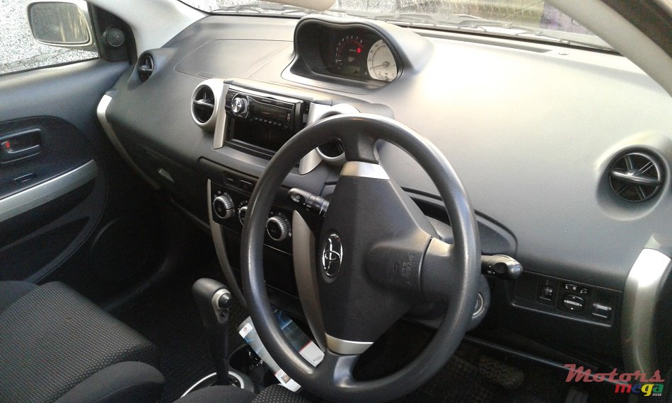 2004' Toyota Isis photo #3