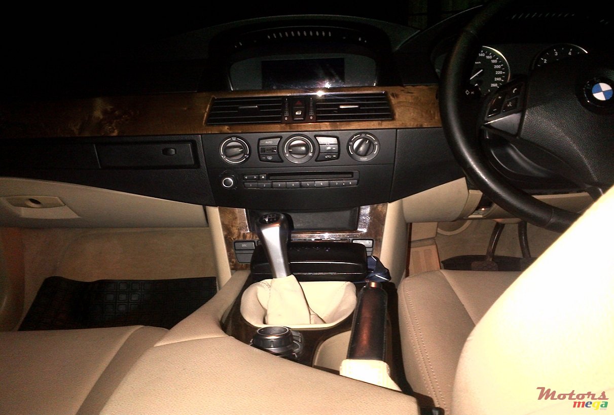 2009' BMW 520 lci photo #2